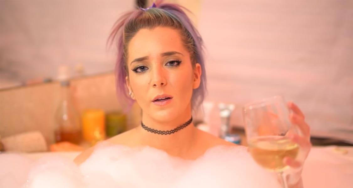 Jenna Marbles and her thoughts from a Bathtub - Badchix